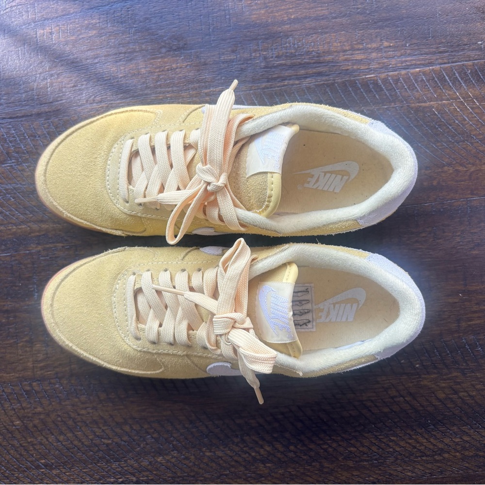nike pale yellow field general sneakers size 7.5